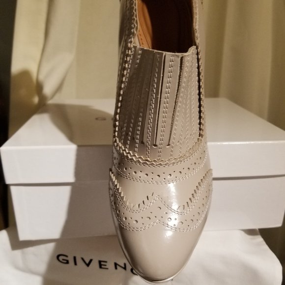 New, Authentic GIVENCHY leather Dove grey - Picture 6 of 10